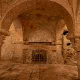 I resti vennero poi trasportati nella chiesa di San Benedetto. Questo luogo del VIII-IX secolo si apre ancora oggi nei sotterranei della chiesa di San Michele Arcangelo. Il gioiello della cripta si trova in basso a un altare ricavato nella pietra, l� dove una grata dorata custodisce proprio la nicchia in cui nel 1087 vennero custodite le reliquie 